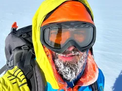 Alpinistul Adrian Ahrițculesei pleacă în Antarctica pentru a cuceri cel mai înalt munte de pe continent